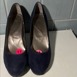 Tahari Blue Heels with Rounded Toe and Soft Fabric